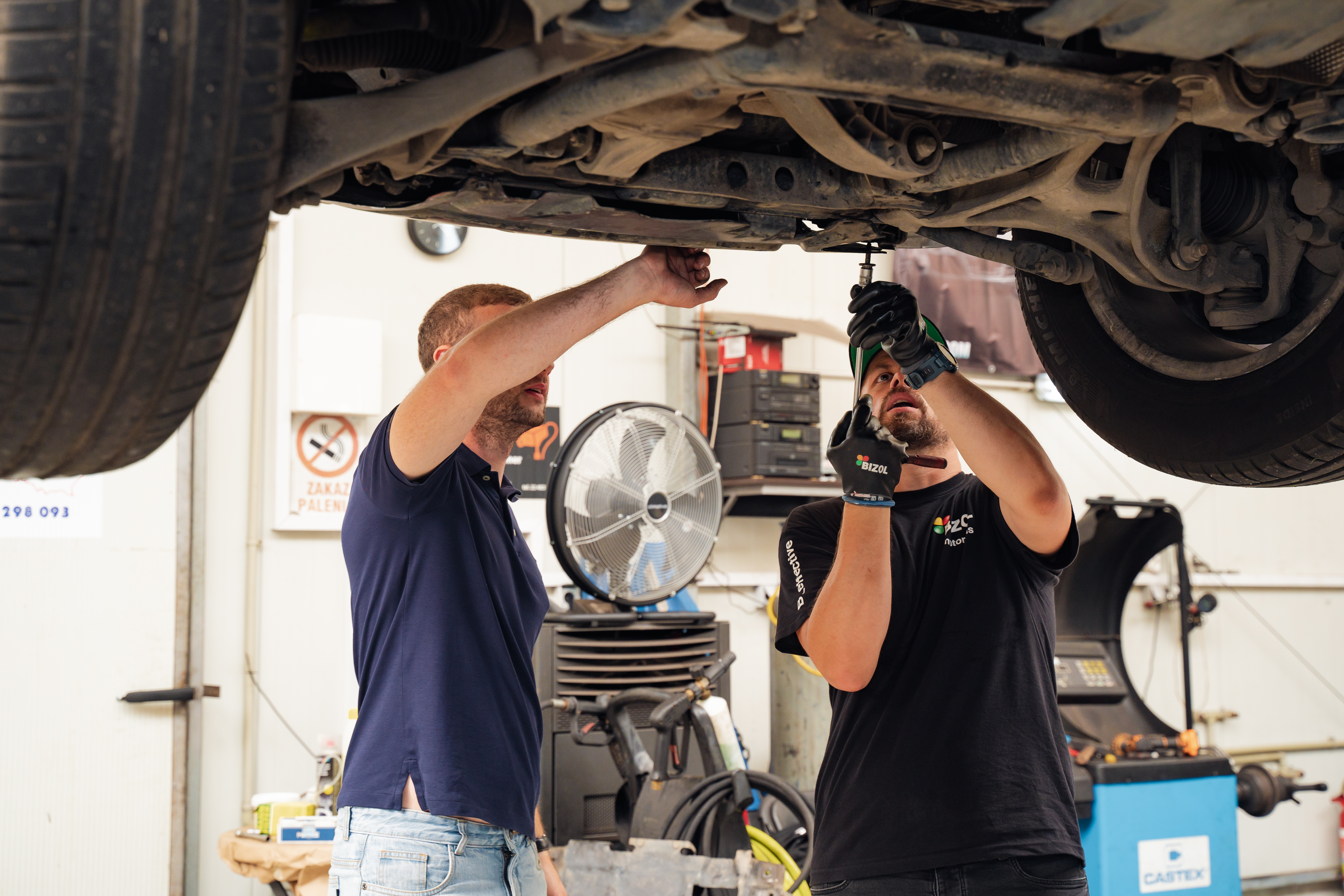 Kochada siyayotgan qizlarning yashirin kamerasi videosi Rus uy qurilishi yalangoch porno video